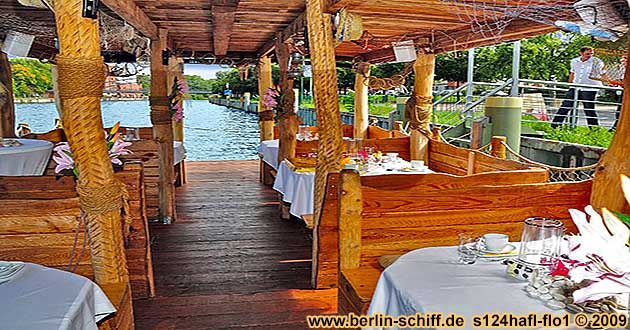Berlin Oberbaumbrcke Schiff mieten Grillschiff Partyschiff Partyboot Grillboot Floss