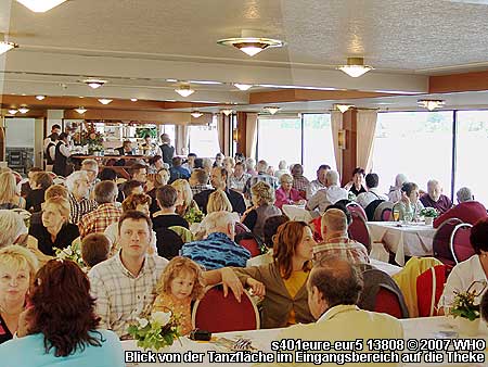 Hauptdeck vom Rheinschiff s401eure-eur5, Blick von der Tanzfl�che im Eingangsbereich nach hinten zur Theke.