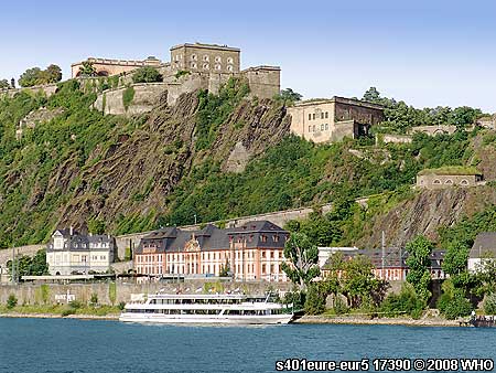 Rheinschiff s401eure-eur5 mit Festung Ehrenbreitstein gegen�ber von Koblenz am Rhein.