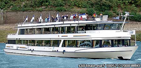 Rheinschiff s401eure-eur5 beim Wendeman�ver vor dem Schiffsanleger bei Oberwesel am Rhein.