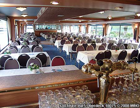 Oberdeck vom Rheinschiff s401eure-eur5. Blick von der Theke zur Schiffsspitze. Oberdeck bei Tellergericht mit DJ und Tanzfl�che bis 192 Personen, bei Buffet bis 156 Personen.