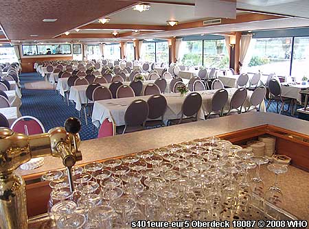 Oberdeck vom Rheinschiff s401eure-eur5. Blick von der Theke zur Schiffsspitze.