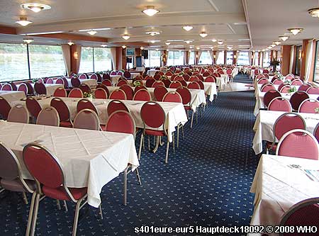 Hauptdeck vom Rheinschiff s401eure-eur5, Blick zur Schiffsspitze.