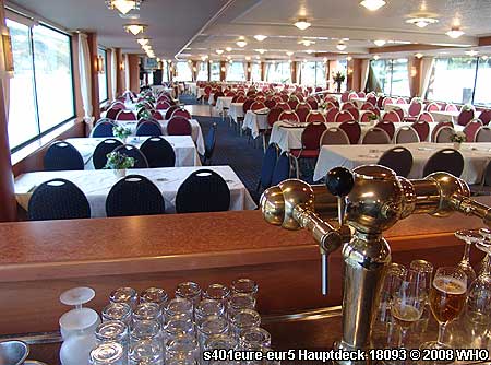 Hauptdeck vom Rheinschiff s401eure-eur5 bei Tellergericht mit DJ und Tanzfl�che bis 222 Personen, bei Buffet bis 186 Personen. Blick zur Schiffsspitze.
