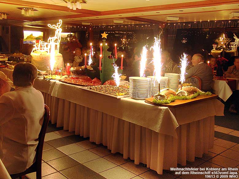 Weihnachtsfeier bei Koblenz am Rhein. Weihnachtsfeier-Buffet mit Tischfeuerwerk auf dem Rheinschiff s563vomf-lapa.