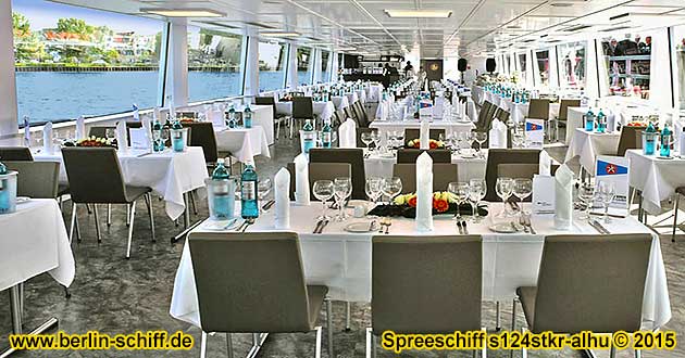 Charterfahrt mit einem Spreeschiff s124stkr-alhu in Berlin auf der Spree mit Abfahrt im Hafen Alt-Treptow