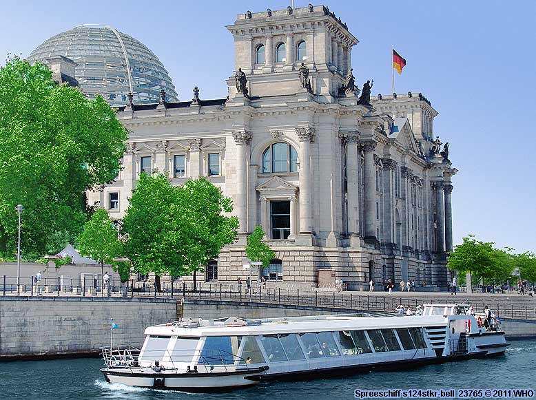 Motorjacht Spreeschiff s124stkr-bell auf der Spree vor dem Reichstag in Berlin.