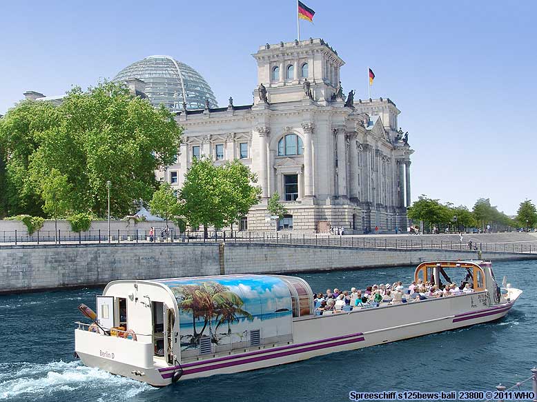 Spreeschiff s125bews-bali vor dem Reichstag Berlin. Spree Schiff