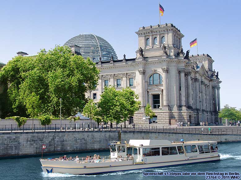 Spreeschiff s134eyas-labe vor dem Reichstag in Berlin. Spree Schiff