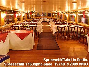 Weihnachtsfeier in Berlin auf der Spree. Blick in Richtung Schiffsspitze vom Spreeschiff s163spha-phoe.