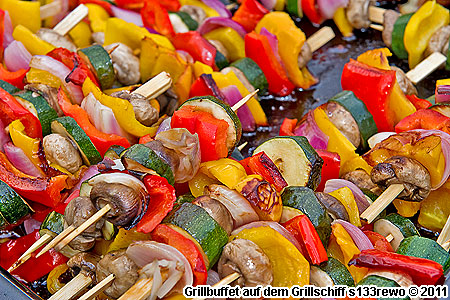 Grillbuffet bei der Grillboot-Grillparty auf dem Spree-Grillschiff in Berlin