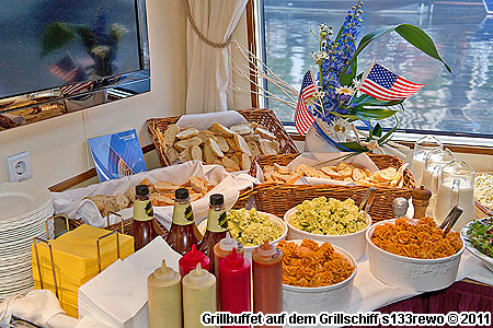 Grillbuffet bei der Grillboot-Grillparty auf dem Spree-Grillschiff in Berlin