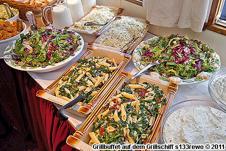 Grillbuffet bei der Grillboot-Grillparty auf dem Spree-Grillschiff in Berlin