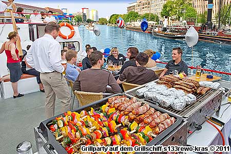 Grillbuffet bei der Grillboot-Grillparty auf dem Spree-Grillschiff in Berlin