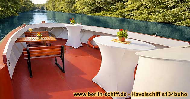 Freideck am Bug des Berlin-Spandauer Partyschiffs mit Tisch, Sitzb�nken und 2 Stehtischen f�r eine freie Panoramasicht nach vorne.