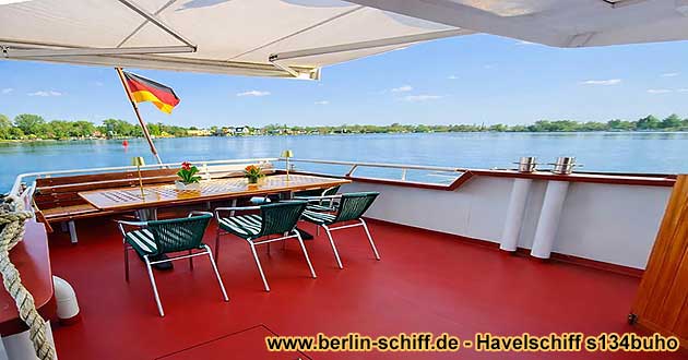 Teil�berdachtes Hinterdeck des Berliner Fahrgastschiffs s135buha-fsod auf der Havel mit Sitzbank und flexibler Bestuhlung sowie direktem Zugang zum Salon