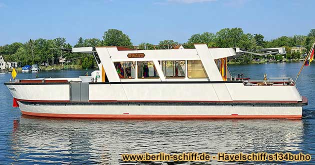 Seitenansicht des Havelschiffs s135buha-fsod auf dem Wasser