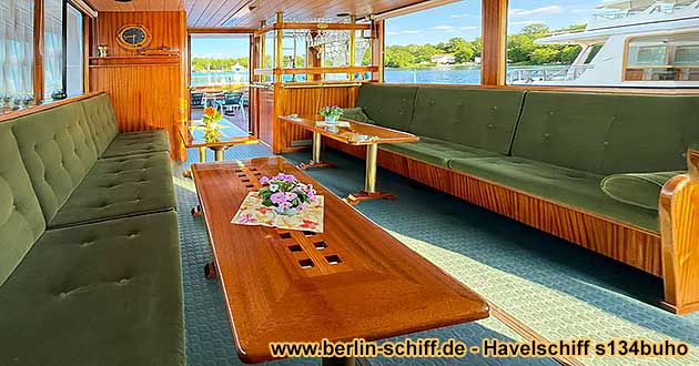 Innenansicht des Schiffsalons mit Tischen und gepolsterten B�nken