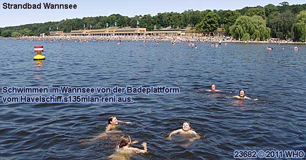 Vor dem Strandbad Wannsee: Schwimmen im Wannsee von der Badeplattform vom Havelschiff s135mlan-reni aus.