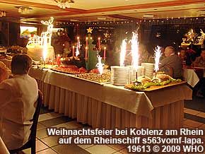 Weihnachtsfeier bei Koblenz am Rhein. Weihnachtsfeier-Buffet mit Tischfeuerwerk auf dem Rheinschiff s563vomf-lapa.