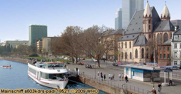 Blick vom Eiserner Steg in Richtung Untermainbrücke auf die Silhouette von Frankfurt am Main mit dem Schiffsanleger am Mainkai / Untermainkai direkt gegenüber der Leonhardskirche.