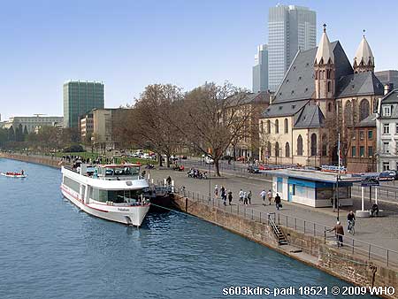 Blick vom Eiserner Steg in Richtung Untermainbrcke auf die Silhouette von Frankfurt am Main mit dem Schiffsanleger am Mainkai / Untermainkai direkt gegenber der Leonhardskirche.