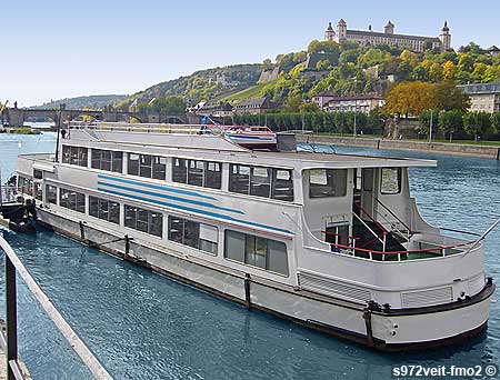 Mainschiff s972veit-fmo2 - im Hintergrund die Marienburg bei Wrzburg am Main.