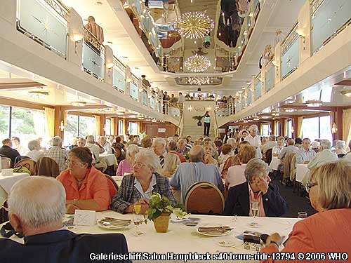 Galerieschiff s401eure-ridr Salon Hauptdeck. Blick von der Tanzflche am Eingang nach hinten zum Treppenaufgang.