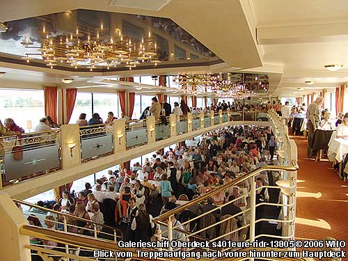 Galerieschiff s401eure-ride Salon Oberdeck. Blick vom Treppenaufgang nach vorne hinunter zum Hauptdeck.