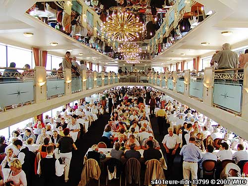 Galerieschiff s401eure-ride Salon Oberdeck. Blick vom Treppenaufgang nach vorne hinunter zum Hauptdeck.