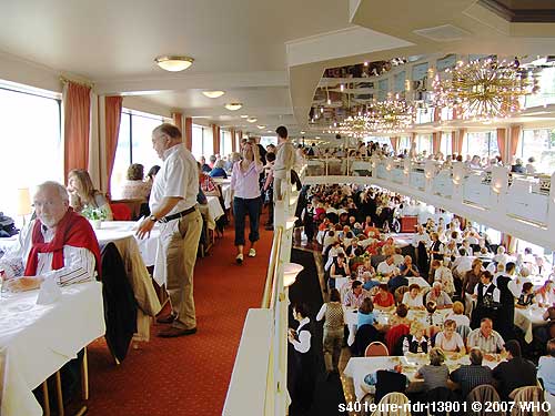 Galerieschiff s401eure-ride Salon Oberdeck. Blick vom Treppenaufgang nach vorne hinunter zum Hauptdeck.