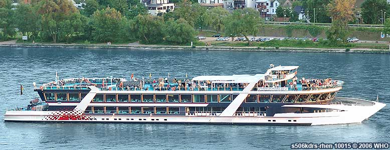 Rheinschiff s506kdrs-rhen - im Hintergrund Trechtingshausen am Rhein.