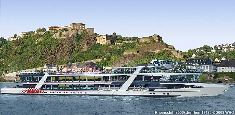 Rheinschiff s506kdrs-rhen - im Hintergrund Festung Ehrenbreitstein bei Koblenz am Rhein.