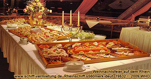 Weihnachtsfeier Rheinschifffahrt zwischen Mannheim, Frankfurt Main, Flrsheim, Rsselsheim, Hoechst, Mainz, Wiesbaden, Rdesheim, Loreley, Braubach, Koblenz, Linz, Knigswinter, Bonn, Kln, Leverkusen und Dsseldorf mit dem Rheinschiff s560merk-deut. Blick vom Weihnachtsfeier-Buffet in der Schiffsspitze zur Theke.