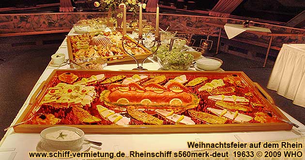 Weihnachtsfeier Rheinschifffahrt zwischen Mannheim, Frankfurt Main, Flrsheim, Rsselsheim, Hoechst, Mainz, Wiesbaden, Rdesheim, Loreley, Braubach, Koblenz, Linz, Knigswinter, Bonn, Kln, Leverkusen und Dsseldorf mit dem Rheinschiff s560merk-deut. Blick vom Weihnachtsfeier-Buffet in der Schiffsspitze zur Theke.