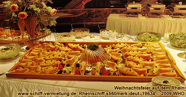 Weihnachtsfeier Rheinschifffahrt zwischen Mannheim, Frankfurt Main, Flrsheim, Rsselsheim, Hoechst, Mainz, Wiesbaden, Rdesheim, Loreley, Braubach, Koblenz, Linz, Knigswinter, Bonn, Kln, Leverkusen und Dsseldorf mit dem Rheinschiff s560merk-deut. Blick vom Weihnachtsfeier-Buffet in der Schiffsspitze zur Theke.