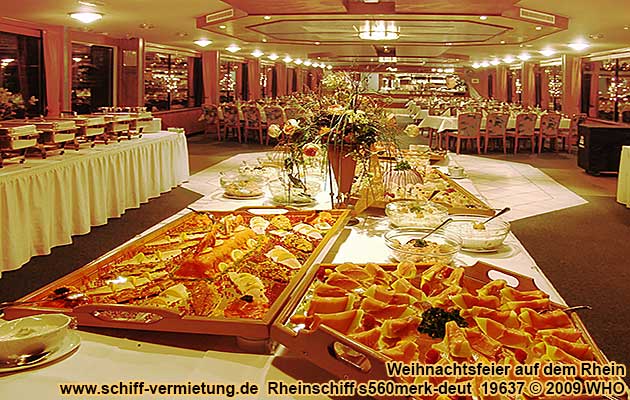 Weihnachtsfeier Rheinschifffahrt zwischen Mannheim, Frankfurt Main, Flrsheim, Rsselsheim, Hoechst, Mainz, Wiesbaden, Rdesheim, Loreley, Braubach, Koblenz, Linz, Knigswinter, Bonn, Kln, Leverkusen und Dsseldorf mit dem Rheinschiff s560merk-deut. Blick vom Weihnachtsfeier-Buffet in der Schiffsspitze zur Theke.