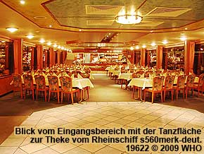 Blick vom Eingangsbereich mit der Tanzfläche zur Theke vom Rheinschiff s560merk-deut.