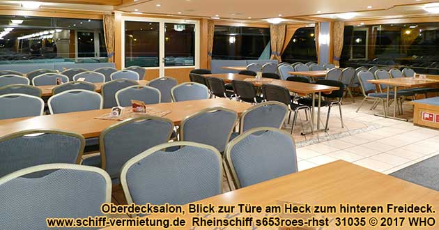 Rheinschiff s653roes-rhst Oberdecksalon, Blick zur Tre am Heck zum hinteren Freideck.