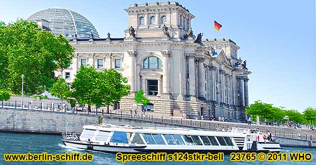 Motorjacht Spreeschiff s124stkr-bell auf der Spree vor dem Reichstag in Berlin.