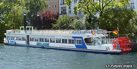 Dampferfahrt Berlin - Schaufelraddampfer auf der Spree